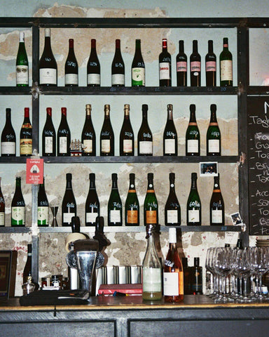 Champagne Socialist Mailand Naturwein Bar Weinflaschen Wand