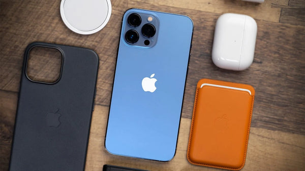 iPhone et plusieurs accessoires MagSafe posé sur un bureau en bois vu de haut