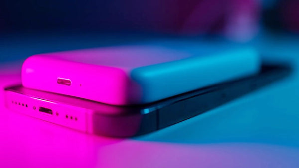 iPhone avec une batterie MagSafe vue de près et des lumières rouges et bleues