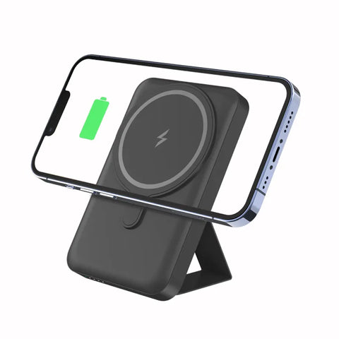 batterie magsafe noir avec support avec un iPhone en charge par induction en mode paysage sur fond blanc