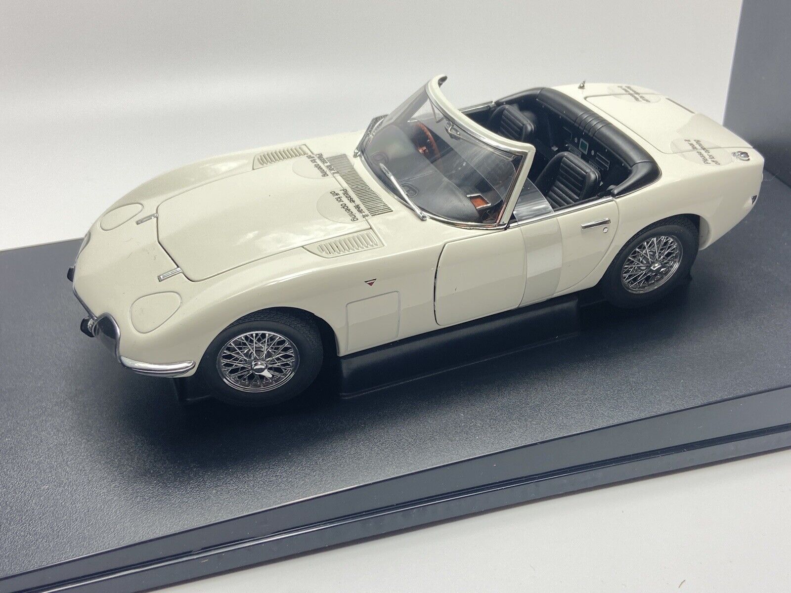 AUTOart オートアート1/18 トヨタ2000GT 映画007 カブリオレ - ミニカー