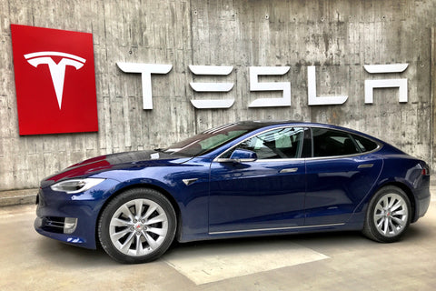 Tesla-Elektroauto aufladen