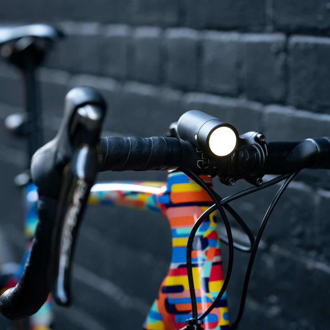 Knog Plus USB LED-Fahrradvorderlicht mit hoher Leuchtkraft und