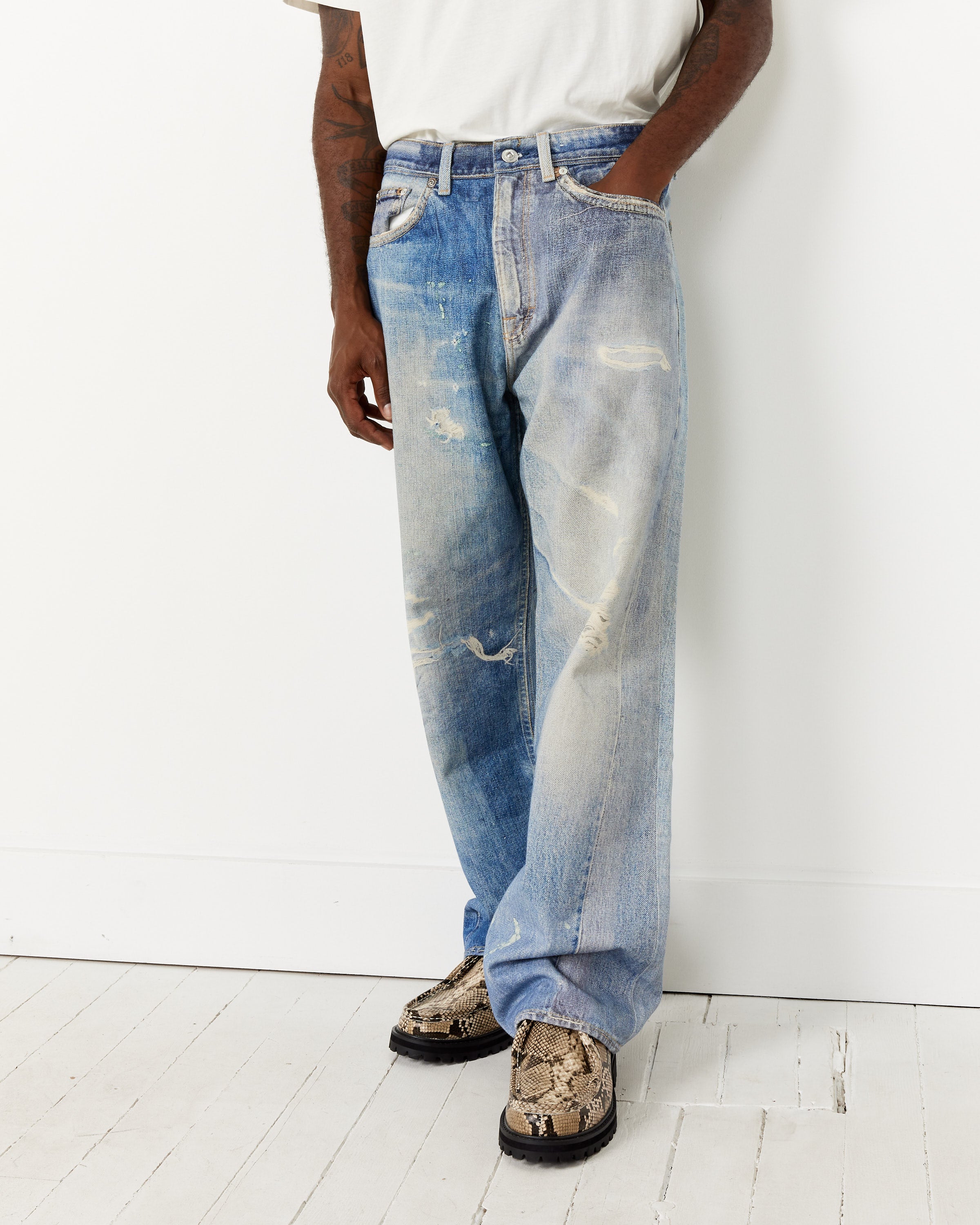 Brilliant Trick: Faded Jeans Look New Again - FARMHOUSE 40