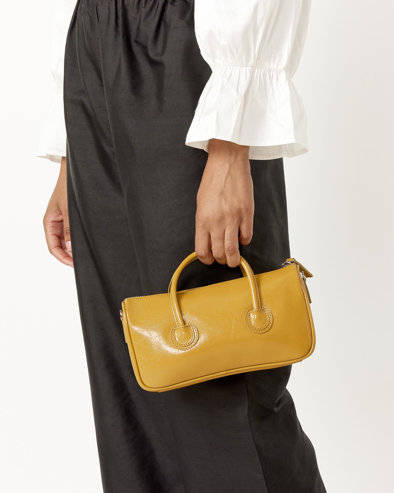 We'll discover the Piping Shoulder Bag Marge Sherwood that is