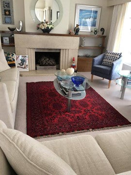 How to choose a rug colour - red rug under a glass table 