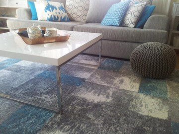 How to choose a rug colour – blue and grey rug under a table & couch