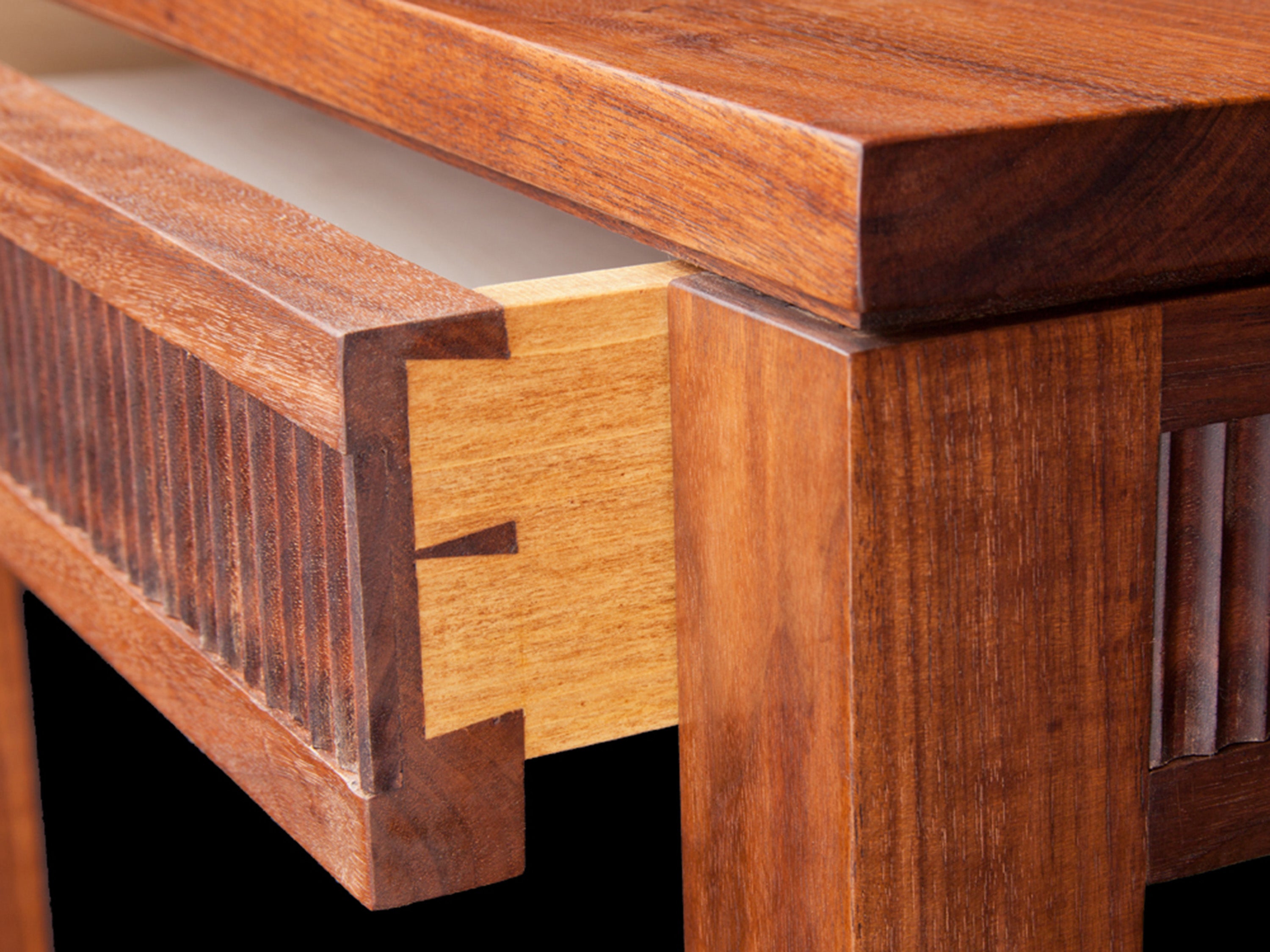 ModernClassic_EndTable_Walnut_drawerdetail