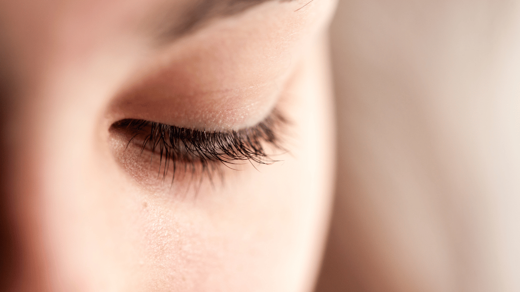 what causes droopy eyelids