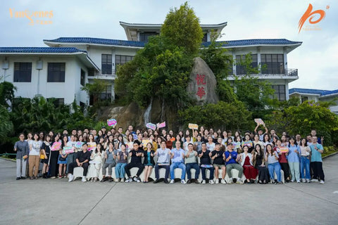 Uma foto de grupo de todos os funcionários da sede da Vangenes na China