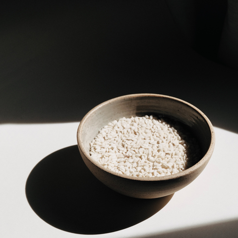 les bienfaits de l'eau de riz pour les cheveux crépus et les différentes utilisations