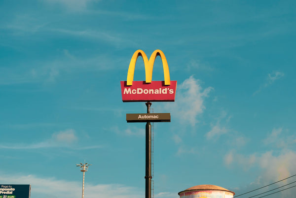 Cielo azul sobre un cartel de McDonald's