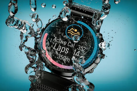 Foto de cerca de un reloj inteligente bajo el agua