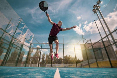 Pádel; hombre joven haciendo un movimiento durante un juego de pádel