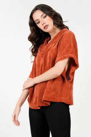 Poncho Cuello En V Tela Chenille color Lacre