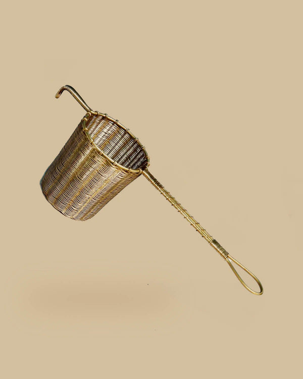 https://cdn.shopify.com/s/files/1/0654/1467/products/anima-mundi-large-tea-strainer-handle_600x.jpg?v=1667317757