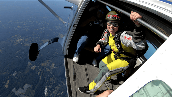 Parachutiste s'appretant à sauter d'un avion en chute libre