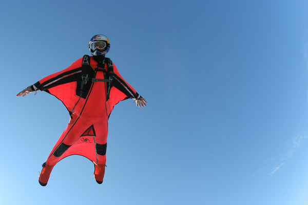 vol d'un parachutiste en wingsuit solo