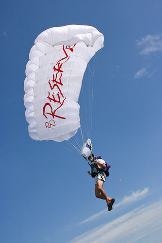 parachutiste déclenchant son parachute de secours