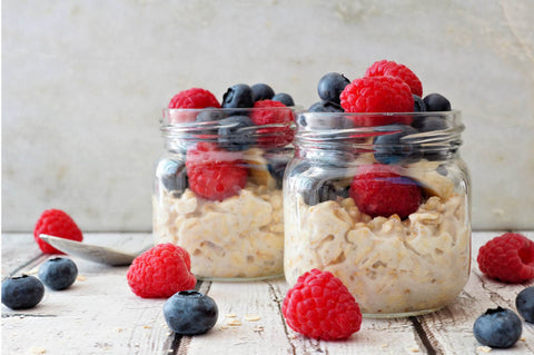 HOJICHA OVERNIGHT OATS WITH ALMOND MILK AND BERRIES