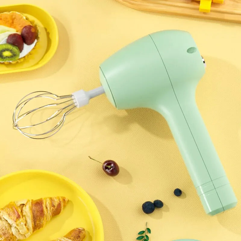 Fouet Electrique Portable Sans Fil Vert, sur une table jaune.