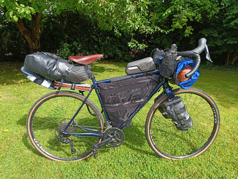 Ride Solidaire Fahrrad, ausgestattet für Bikepacking, Packtaschen