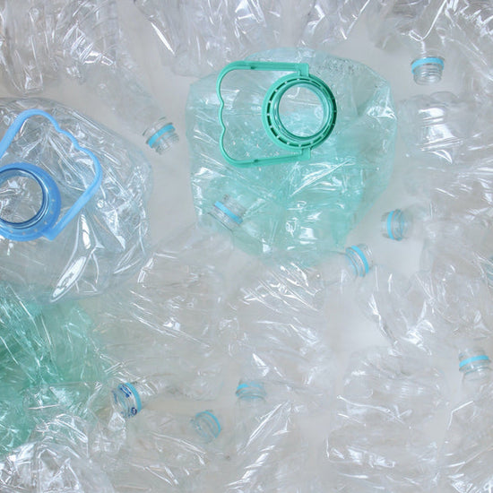 leere plastikflaschen aus der Vogelperspektive