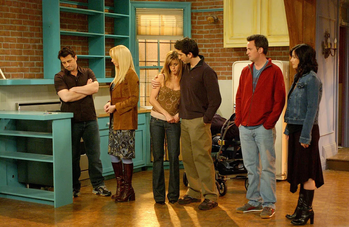 friends-last-episode-chandler-where-to-have-coffee-smelly-cat-cafe-and-bar-moving-empty