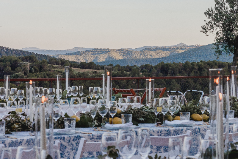 Fotografía de una de las mesas de la boda de Mireia y Pedro en La Garriga de Castelladral. Se ven montañas en el fondo.