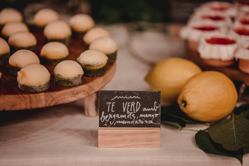 Catering de la boda, se ven alimentos y un pequeño pizarrón con el nombre de la comida