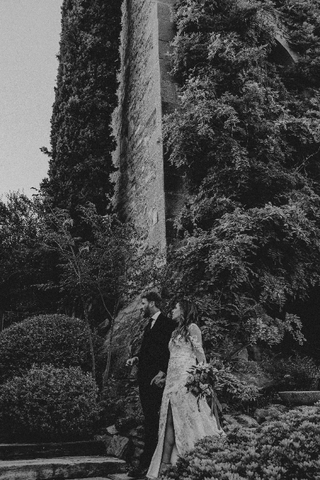 Fotografia en blanco y negro de la pareja de lejos, parados y tomados de la mano
