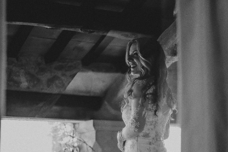Fotografía en blanco y negro de Mireia en su vestido de novia, en sus preparativos de boda