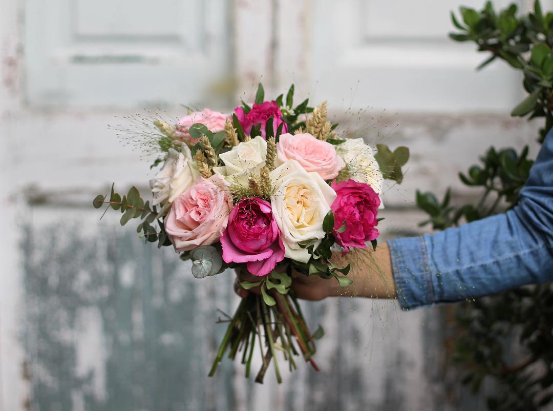 Ramo de rosas para novia bohemia