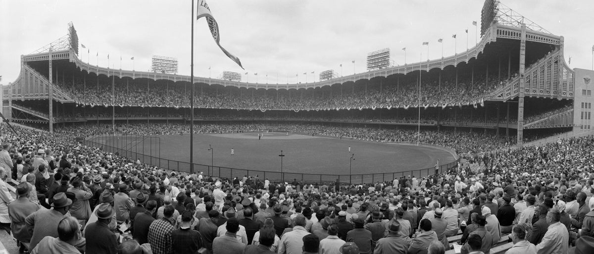 Reggie Jackson 1st Home Run Game 6 of the 1977 World Series Photo Print -  Item # VARPFSAALM113 - Posterazzi