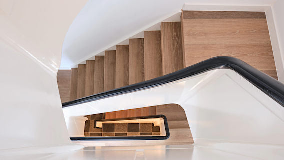 Volledig trappenhuis voorzien van houten trapbekleding in warme kleur Zadelbruin