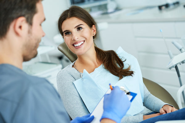 Dentiste conseillant sa patiente