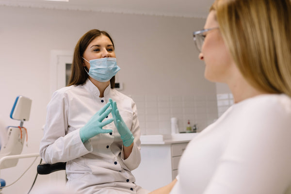 Dentiste donnant conseil à sa patiente