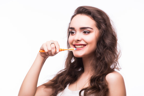 Jeune femme entrain de se brosser les dents
