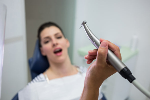 dentiste qui va faire un détartrage