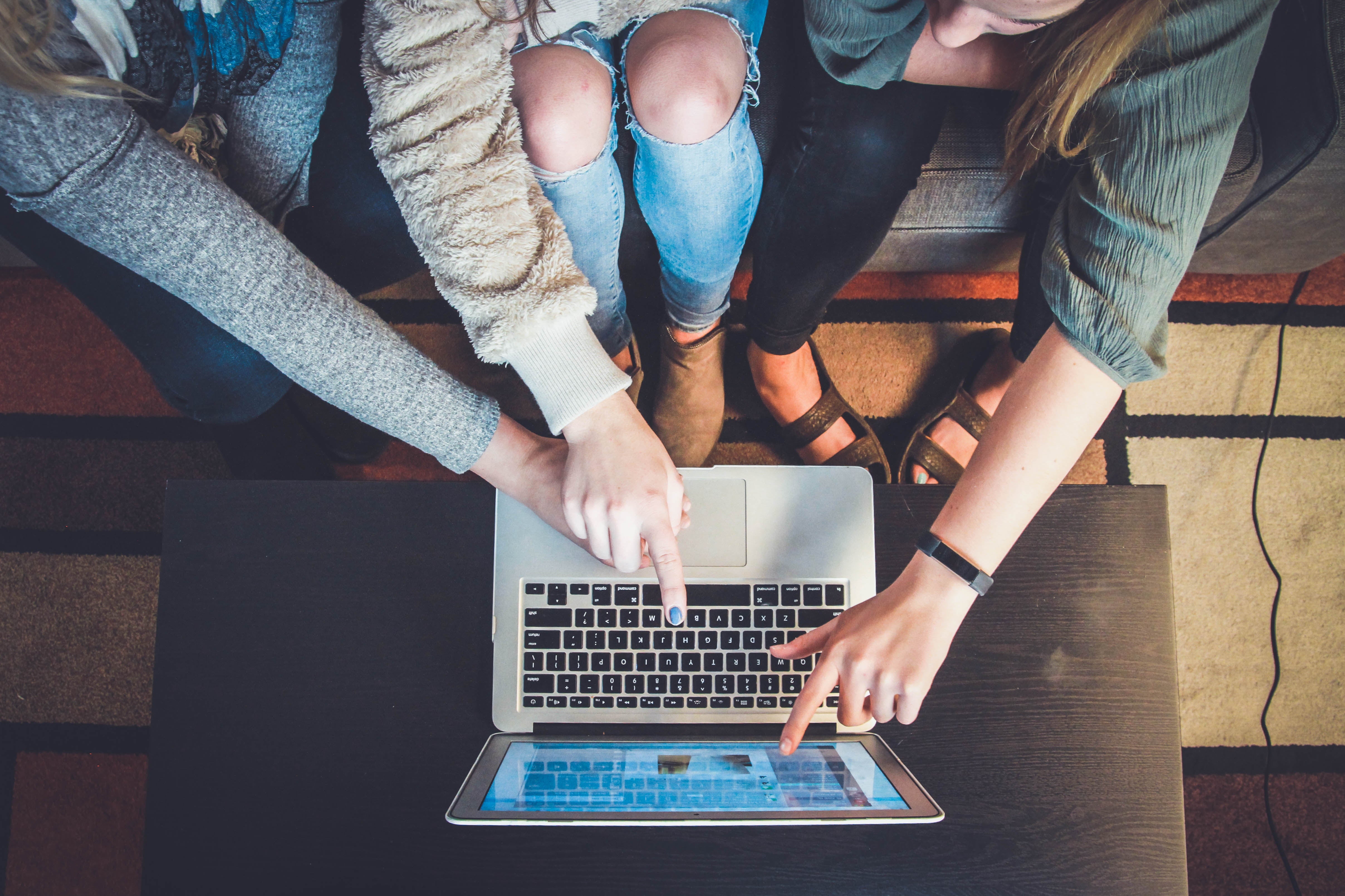 Mehrere PErsonen vor Laptop-Bildschirm