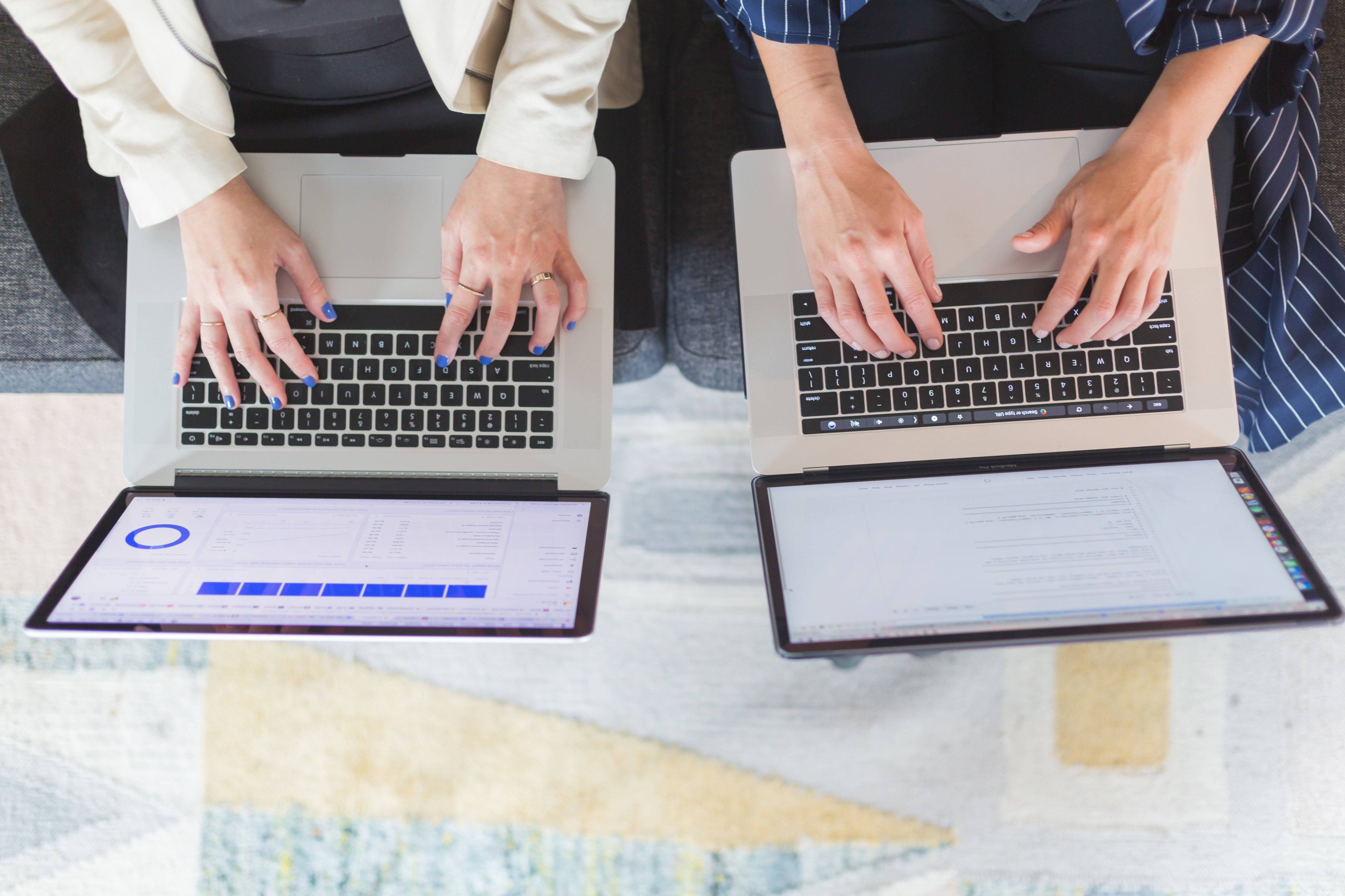 Zwei Laptops auf Tisch