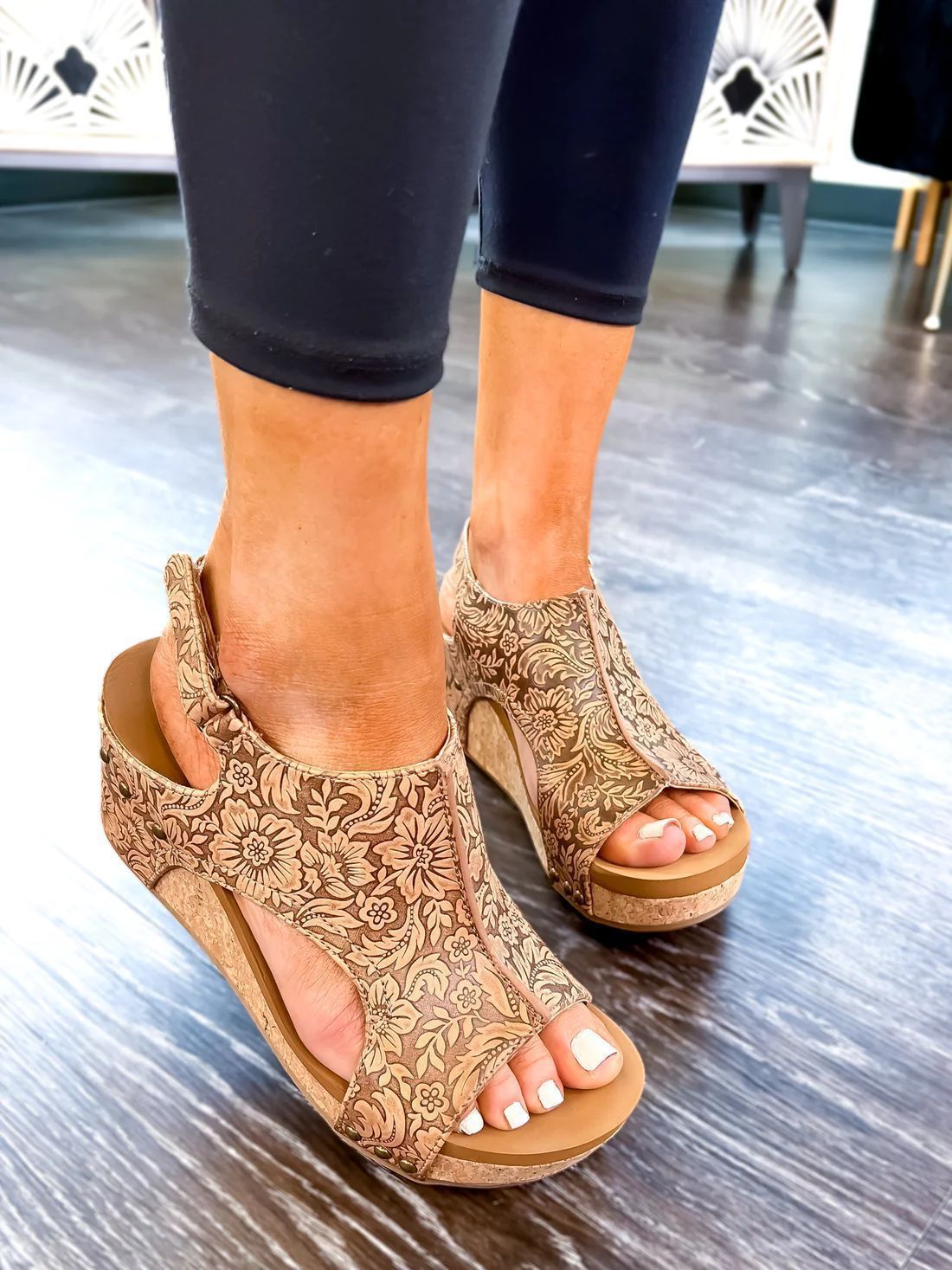 Product Image for Fudus | Plateau Peep Toe Sandalen Mit Nieten, Braunes Muster / 43