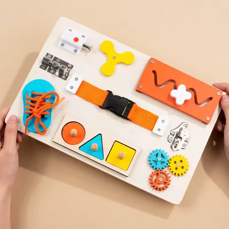 Brinquedo Educativo Montessori placa de atividades em madeira com cadarço, engrenagens, trava e fivela, estimula autonomia