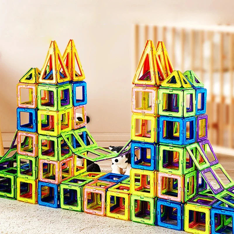 Construções criativas com Brinquedo Educativo Bloco Magnético formando estruturas coloridas