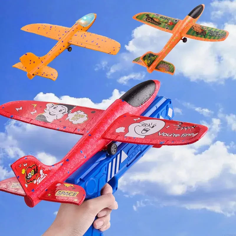 Aviões coloridos voando no céu, lançados com um brinquedo de avião planador vermelho e azul