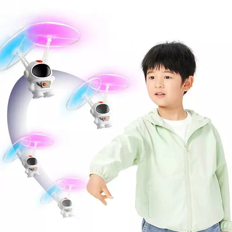 Criança brincando com robô de brinquedo astronauta voador com luzes brilhantes