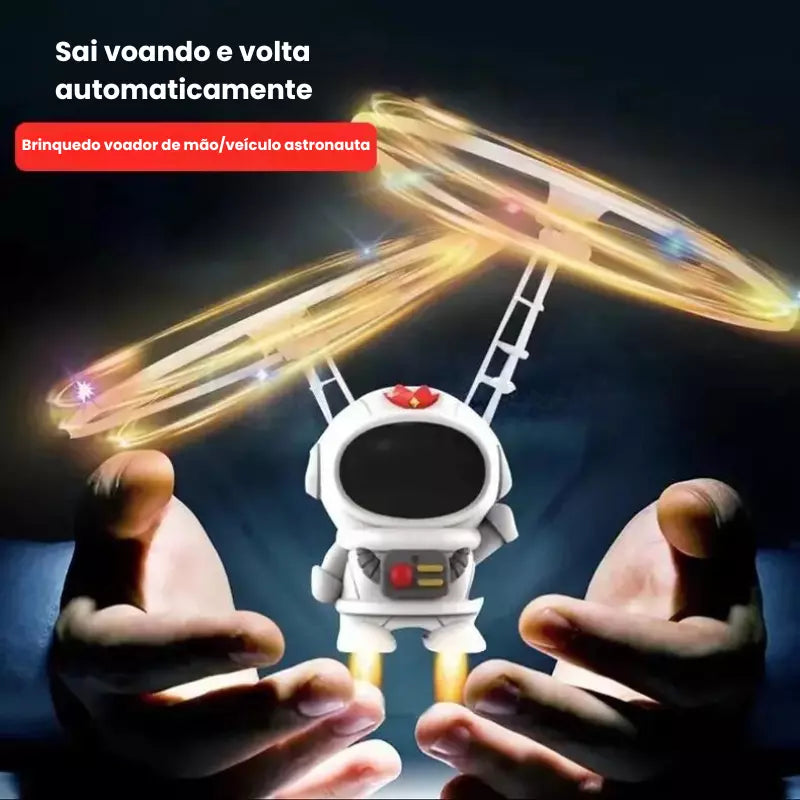 robô de brinquedo astronauta voador com luzes brilhantes em mãos de criança