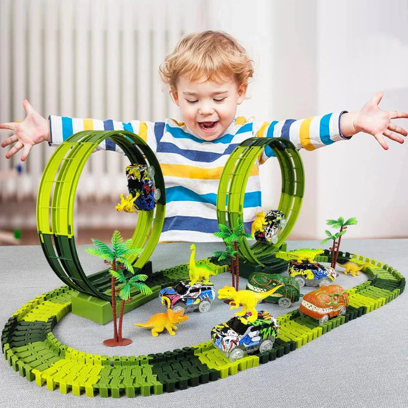 Criança animada explorando a Pista de Carrinho e Brinquedo Infantil dinossauro
