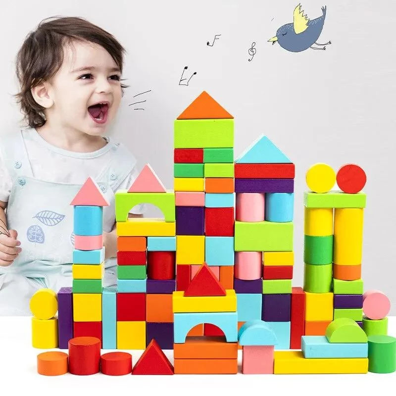 Criança brincando com Blocos de Montar, construindo uma cidade colorida e cheia de formas geométricas