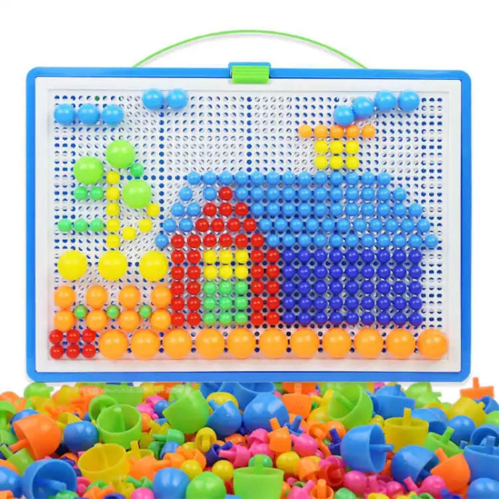 Brinquedo Educativo mostrando montagem de casa com peças coloridas